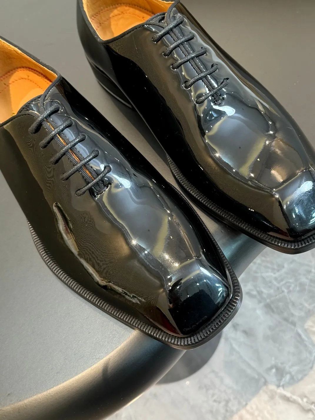 [CL red-soled shoes] Top P: 1020💰 Size 39-44 (⚠️38.45.46 custom-made, non-refundable and non-exchangeable) 🆑High-end men’s business formal leather shoes, original and genuine top-quality goods ••✅💯 Top-quality original order purchasing agent! Original imported patterned cowhide ➕Imported cowhide lining ➕Cowhide feet ➕Original leather outsole~🉑️Feel free to compare the authentic ones!